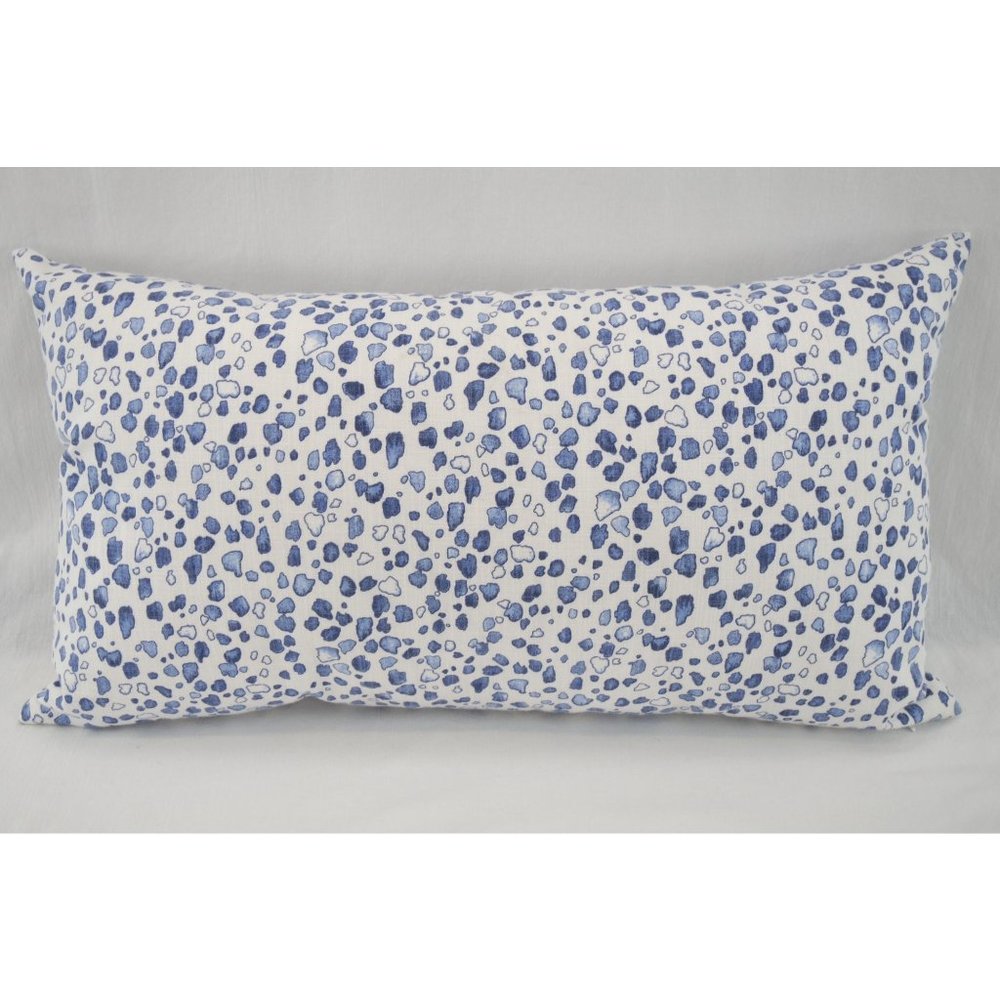 EUC Eastern Accents Majorca Speckled Decorative Pillow | de' Medici, Throw